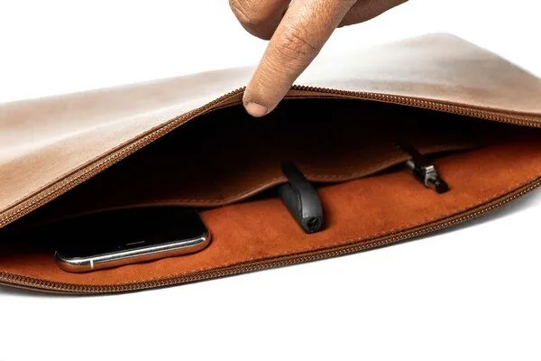 GREVIRO GREVIRO Dokumentenmappe aus Kaktusleder (vegan) - passend auch für MacBook, iPad & Co., Camel (braun), – Produktbild 3 von 4