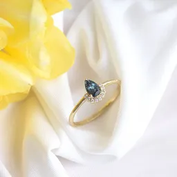 Eppi Eppi Goldener Ring mit Alexandrit und Diamanten Pallavi – Produktbild 1 von 1