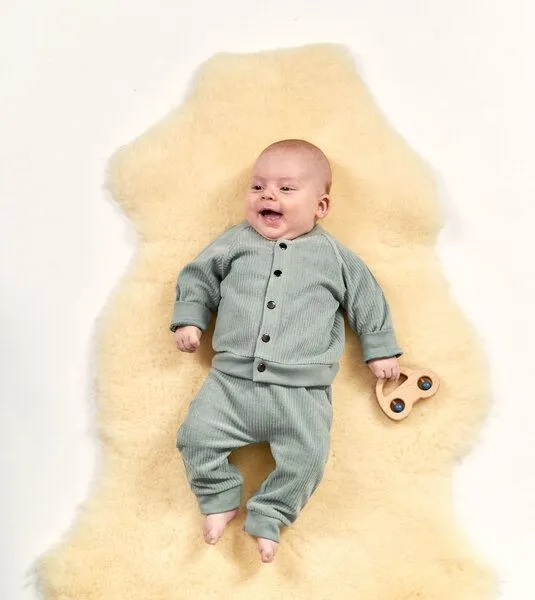 Sense Organics & friends in cooperation with GARY MASH Sense Organics & friends in cooperation with GARY MASH Babyhose aus kuschligem Nickistoff, Grün, – Produktbild 3 von 4
