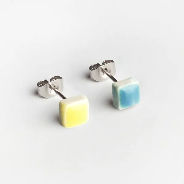 ALEXASCHA ALEXASCHA Support Ukraine Keramik Ohrstecker in Gelb Blau • 50% Spendenaktion | PUREFORM – Produktbild 1 von 4