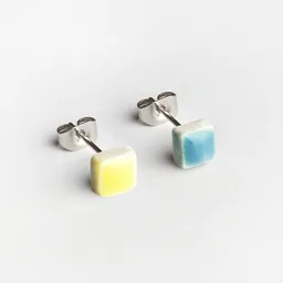 ALEXASCHA ALEXASCHA Support Ukraine Keramik Ohrstecker in Gelb Blau • 50% Spendenaktion | PUREFORM – Produktbild 1 von 1