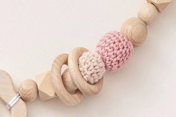 NoniKids Berlin NoniKids Berlin Kinderwagenkette Holz *Wolke Glocke* 2 Farben | Bio Baumwolle, Rosa, – Produktbild 4 von 4