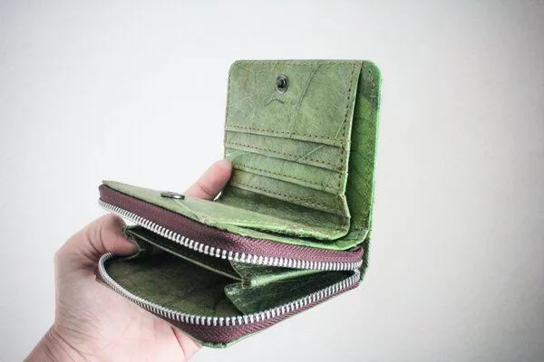 BY COPALA BY COPALA Nachhaltiges Portemonnaie aus recycelten Blättern in grün mit Zipper – Produktbild 3 von 6