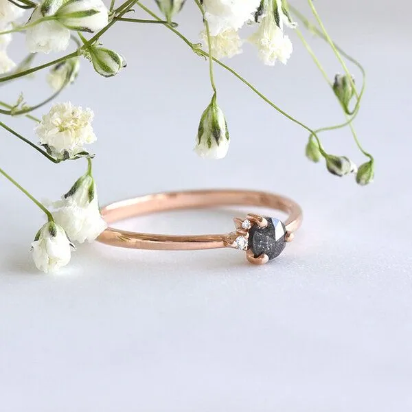 Eppi Eppi Zarter Ring mit Salt and Pepper Diamant Adnan, Weiss, – Produktbild 3 von 4