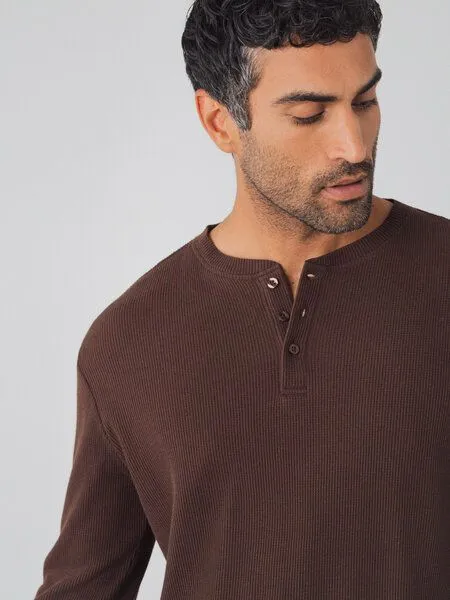 Honest Basics Honest Basics Herren Henley Langarmshirt aus Bio- und recycelter Baumwolle, Bear, – Produktbild 2 von 4