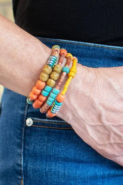 Global Mamas Global Mamas Upcycling - Range Glasperlen Armband - Spirale, Desert (gelb), – Produktbild 4 von 4