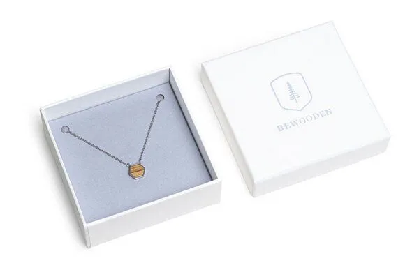 BeWooden BeWooden Kette mit Anhänger in Hexagon Form mit Holzdetail, Lini, – Produktbild 3 von 4