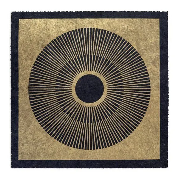 Veskor Cassiopeia Veskor Cassiopeia CENTRAL SUN SQUARE Sonnen Linoldruck | 22 × 22 cm | Gold auf Schwarz – Produktbild 1 von 4