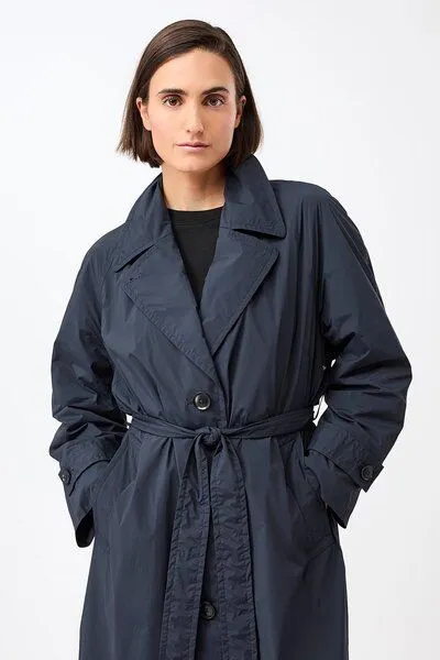 LangerChen LangerChen Leichter Trenchcoat, klassisch geschnitten mit Raglannaht, Navy (blau), – Produktbild 2 von 4