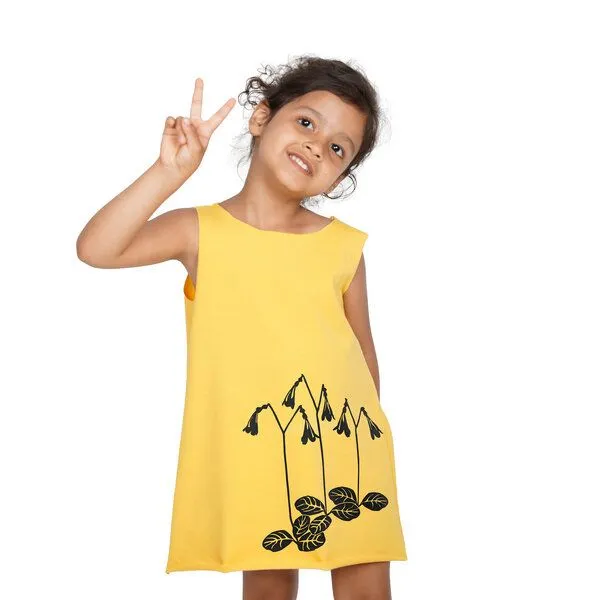 HANDGEDRUCKT HANDGEDRUCKT "Moosglöckchen" Kinder Biokleidchen, Maisgelb, – Produktbild 1 von 3
