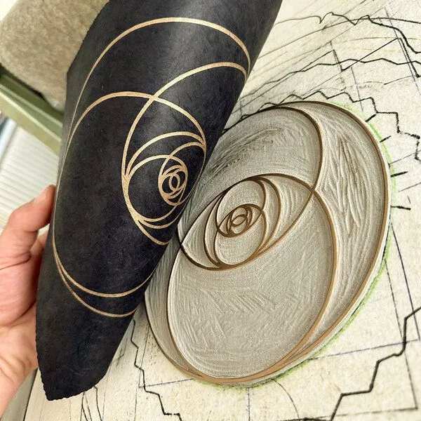 Veskor Cassiopeia Veskor Cassiopeia VESICA PISCIS Heilige Geometrie Linoldruck | 22 × 22 cm | Gold auf Schwarz – Produktbild 2 von 4