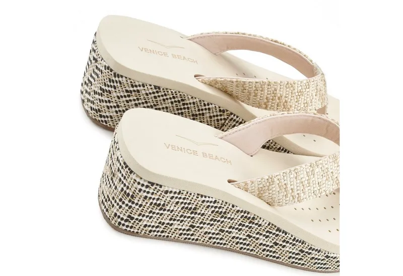 VENICE BEACH VENICE BEACH Sandale, Badeschuh, Sommerschuhe, Badelatsche, Flip Flop, Badeschlappe Badezehentrenner Zehentrenner mit geschmücktem Keilabsatz VEGAN, Beige, – Produktbild 1 von 5