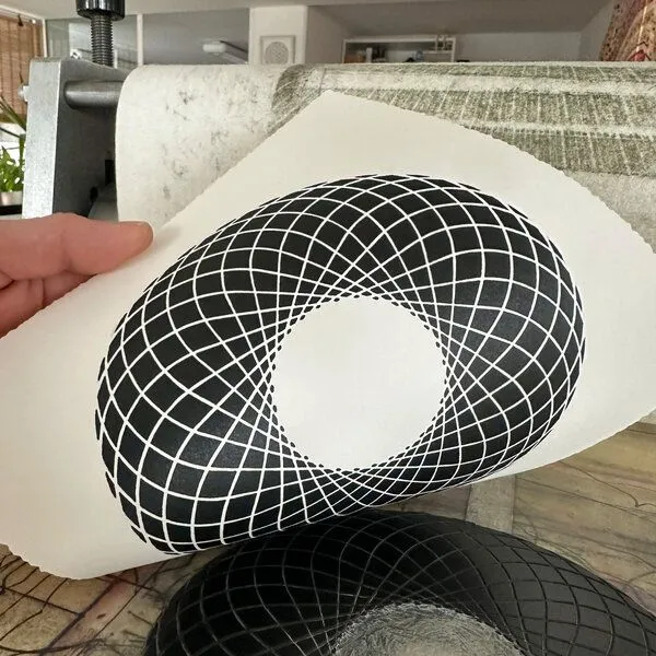 Veskor Cassiopeia Veskor Cassiopeia RING OF TORUS | Heilige Geometrie Linoldruck | 22 x 22 cm, Schwarz, – Produktbild 2 von 2