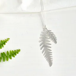 renna deluxe renna deluxe Edelfarn lange Kette mit Farn-Blättern versilbert – Produktbild 1 von 1