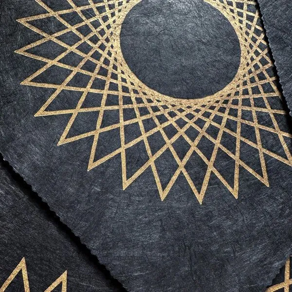 Veskor Cassiopeia Veskor Cassiopeia STERN POLYGON (30/11) Heilige Geometrie Linoldruck | 22 × 22 cm | Gold auf Schwarz – Produktbild 2 von 4