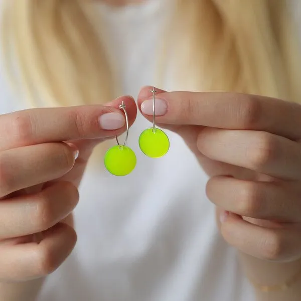 BELLYBIRD Jewellery BELLYBIRD Jewellery Ohrringe - emailliertes Plättchen, Anhänger aus Silber mit Emaille, Neon gelb, – Produktbild 4 von 7