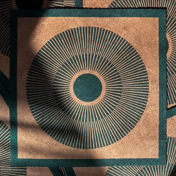Veskor Cassiopeia Veskor Cassiopeia CENTRAL SUN SQUARE Sonnen Linoldruck | 22 × 22 cm | Kupfer auf Smaragdgrün – Produktbild 4 von 4