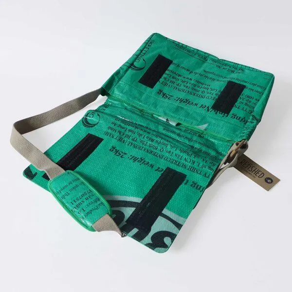REFISHED fair fashion REFISHED fair fashion Tasche 'MESSENGER BAG' - upcycelte Fischfuttersäcke, #fish grün-til, – Produktbild 2 von 2