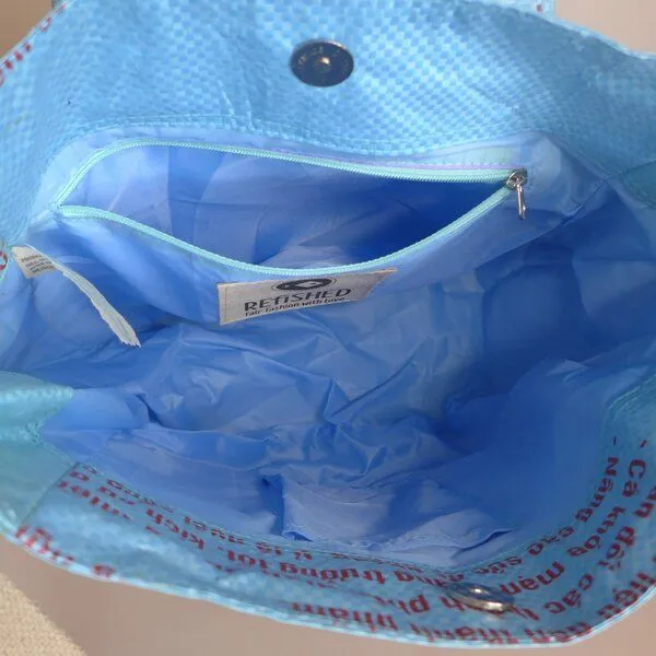 REFISHED fair fashion REFISHED fair fashion Tasche 'URBAN BAG' - upcycelte Fischfuttersäcke, #fish hellblau, – Produktbild 3 von 3