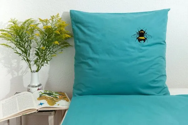 Hirschkind Hirschkind Bio-Kopfkissenbezug 'Erdhummel' türkis – Produktbild 1 von 1