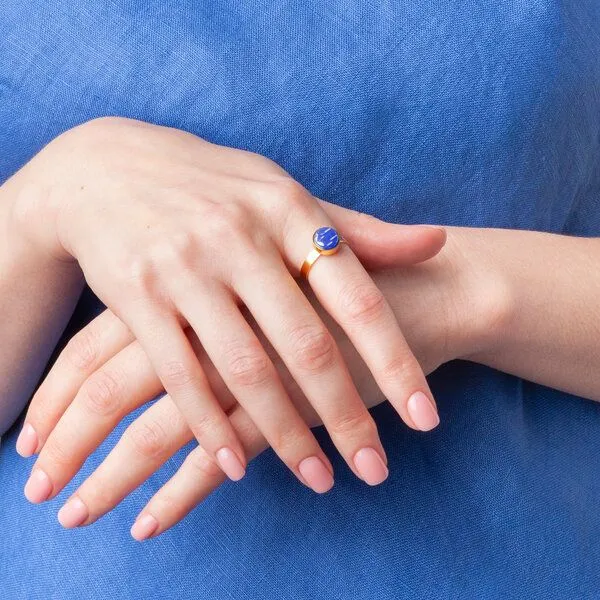 ALEXASCHA ALEXASCHA Größenverstellbarer Ring mit Stein | Goldring, Saphirblau, – Produktbild 2 von 4