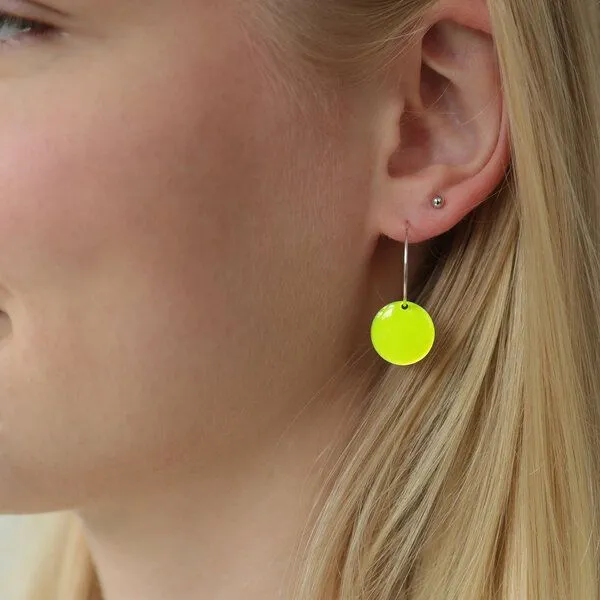 BELLYBIRD Jewellery BELLYBIRD Jewellery Ohrringe - emailliertes Plättchen, Anhänger aus Silber mit Emaille, Neon gelb, – Produktbild 2 von 7