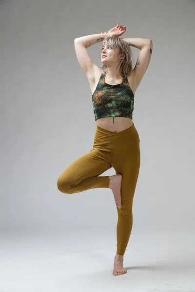YogiLiebe YogiLiebe Yoga Legging "Maitri" aus zertifizierter Bio-Baumwolle mit V high waist Bund, Schilfgrün, – Produktbild 3 von 3