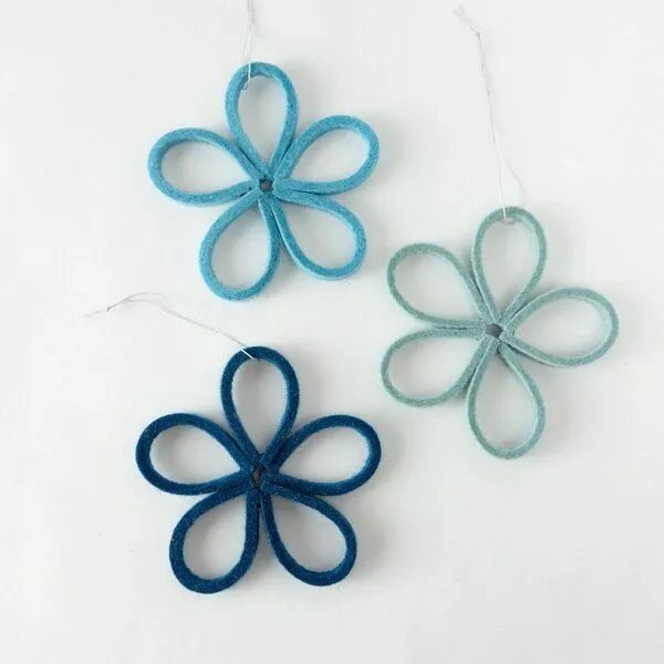 matilda k. manufaktur matilda k. manufaktur minimalistische zarte Filzblüten 'flora' – zeitlose Dekoration in vielen wunderschönen Farben, Türkis | petrol | eisblau, – Produktbild 1 von 4