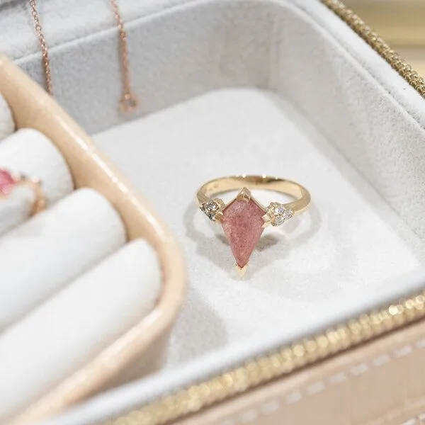 Eppi Eppi Einzigartiger Ring mit einem erdbeerfarbenen Achat Kettil, Weiss, – Produktbild 1 von 2