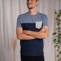 Vresh Clothing Vresh Clothing Verdy - Classic Fit Colourblock T-Shirt mit Brusttasche aus Biobaumwolle – Produktbild 1 von 1