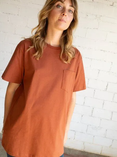 TIRALAHILACHA TIRALAHILACHA Giulia unisex T-shirt with pocket, Rot, – Produktbild 4 von 4