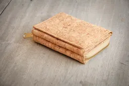 BY COPALA BY COPALA Handgefertigte dreifache Geldbörse, Portemonnaie aus Kork, einmalige Geschenke, Geldbeutel Damen/ Herren, Brieftasche mit Kartenfächern – Produktbild 1 von 1
