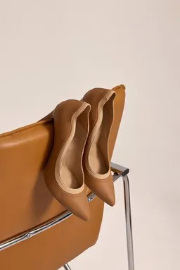 AGAZI AGAZI IVO #2 caramel & almond – vegan heels made from mushroom leather – Produktbild 1 von 1