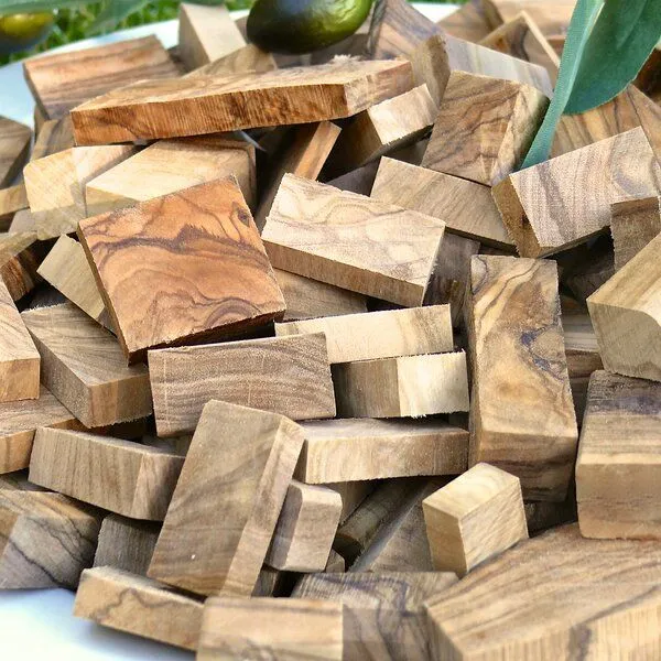 Olivenholz erleben Olivenholz erleben Chunks zum Smoken (1 kg) aus Olivenholz – Produktbild 1 von 2