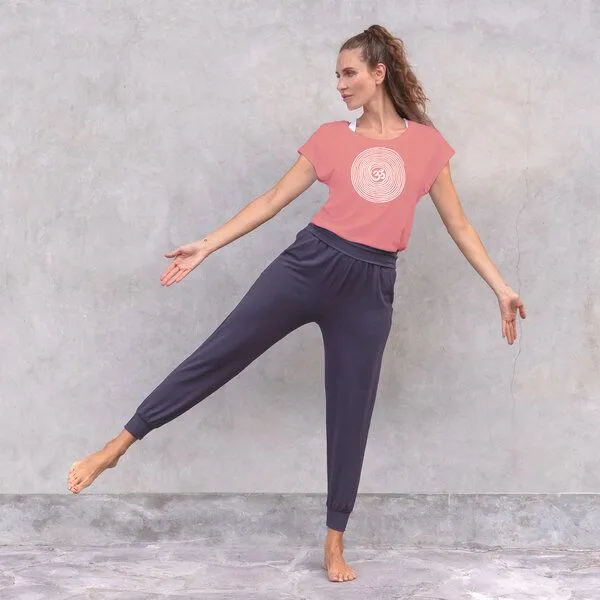 Jaya Jaya OM TENCEL - Damen - Yogashirt mit Om-Spiral-Frontprint aus Tencel-Baumwoll-Mix, Decorose/rosa, – Produktbild 1 von 3