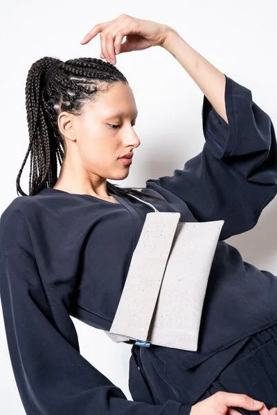 ein garten Studios ein garten Studios Bauchtasche -Hipbag Clap- aus Kork, Black, – Produktbild 2 von 3