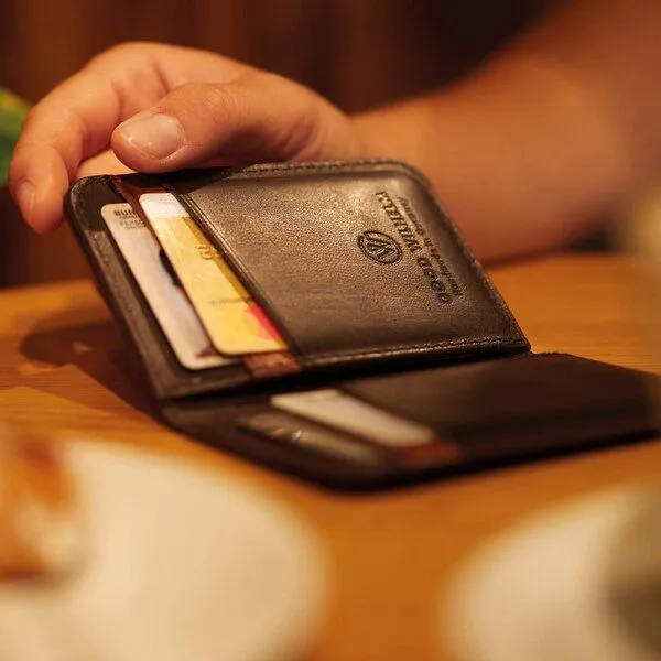 GOOD WILHELM GOOD WILHELM Klassische Bi-fold Geldbörse mit RFID Schutz - Vachetta Leder, Chocolate, – Produktbild 1 von 3