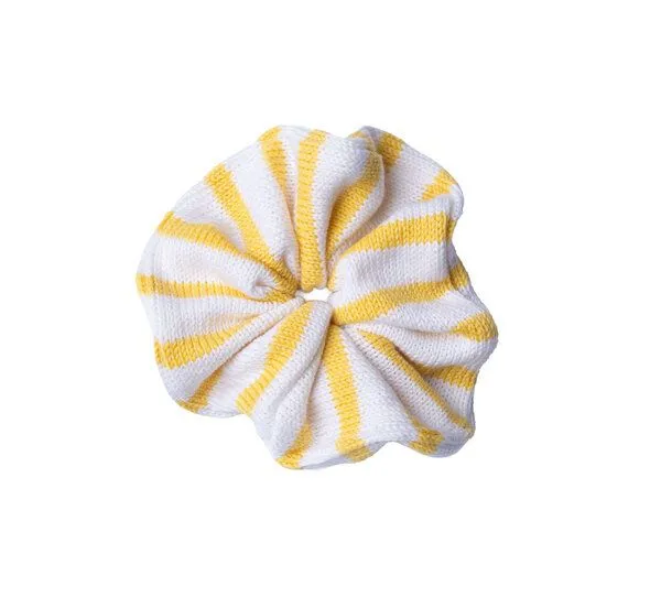 Kopyto Kopyto ROZELLA RWS – großes gestricktes Scrunchie für Haare mit Streifen, Weiß/gelb, – Produktbild 1 von 4