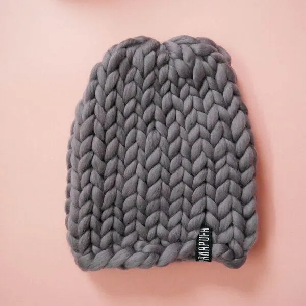 PANAPUFA PANAPUFA Handgestrickte Chunky Beanie – 100 % Merinowolle, Graphit grau, – Produktbild 1 von 6