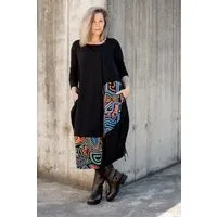 KOKOworld Kleid Tara – Maxikleid im „Ballon“-Stil – Langen Ärmeln – Seitliche Bänder zur Längenregulierung – Asymmetrische Nähte – Farbenfroher einzigartiger Print von KOKOworld – Fair produziert in Polen, Black yala (schwarz), – Produktbild 1 von 1