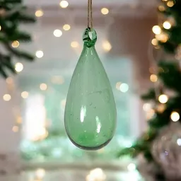 Moogoo Creative Africa Moogoo Creative Africa Mundgeblasene Weihnachtskugel "Tropfen" | Green | handgemacht in Palästina | Fair Trade for Peace – Produktbild 1 von 1