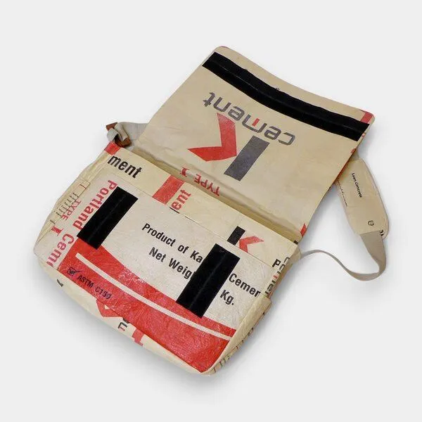 REFISHED fair fashion REFISHED fair fashion Tasche 'MESSENGER BAG' - upcycelte Zementsäcke, #cement beige-rot-schwarz, – Produktbild 2 von 3