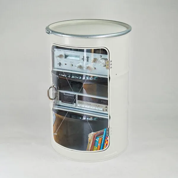 Lockengelöt Lockengelöt HiFi Vitrine aus einem Hamburger Ölfass, Weissweiss, – Produktbild 3 von 3