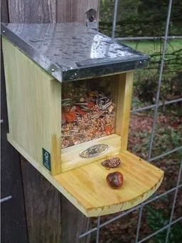 Deko-Impression Futterspender Eichhörnchen Futterhaus Futterautomat Futterstelle – Produktbild 1 von 1