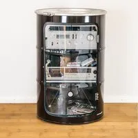 Lockengelöt Lockengelöt HiFi Vitrine aus einem Hamburger Ölfass, Schwarz (gepulvert), – Produktbild 2 von 3