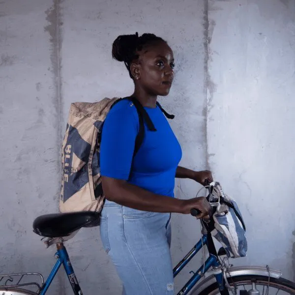 Nyuzi Blackwhite Nyuzi Blackwhite Upcycling Weekender | Sporttasche mit Rucksackfunktion recycelt aus Zementsäcken, Gelb mombasa cement, – Produktbild 4 von 4