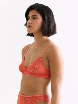 erlich textil erlich textil Dreamy Lace Triangel BH mit Spitze aus recyceltem Polyamid, made in Europe – Produktbild 1 von 1
