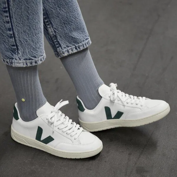 wysf. | what you stand for. wysf. | what you stand for. Socken, Rippenstrick mit Knopf, Bio-Baumwoll-Mix, Grau, – Produktbild 3 von 4