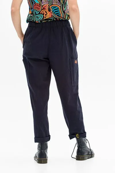 KOKOworld KOKOworld Hose Faro – Lässige Hose mit schmal zulaufendem Bein – 100% Baumwolle – mit Taschen – 100% in der EU fair produziert, Navy, – Produktbild 4 von 4