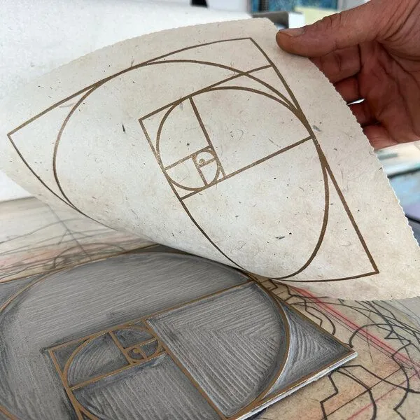 Veskor Cassiopeia Veskor Cassiopeia FIBONACCI SEQUENZ Heilige Geometrie Linoldruck | 22 × 22 cm | Gold auf Naturweiß – Produktbild 3 von 4